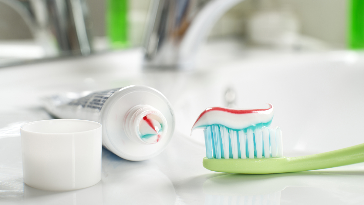 Zahnpasta und Zahnbürste. (Symbolfoto)