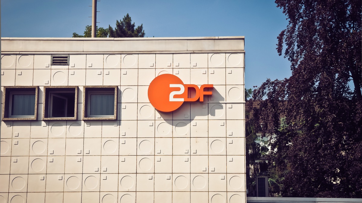 ZDF-Logo an einer Fassade.