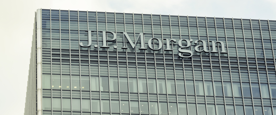 Zentrale von JP Morgan in London mit dem Logo.