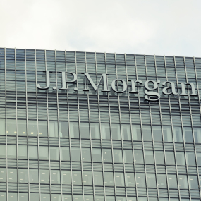 Zentrale von JP Morgan in London mit dem Logo.