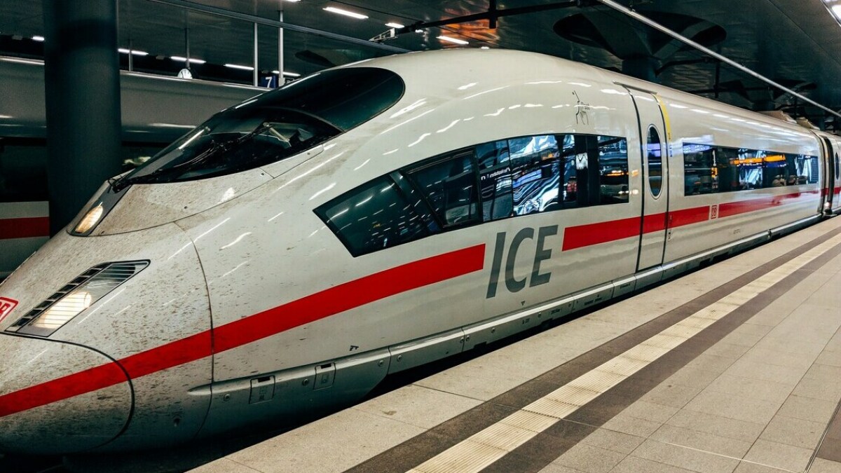 Die Seitenansicht eines ICE mit dem Logo der Deutschen Bahn.