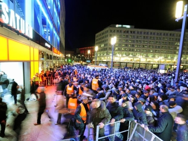 Metro, rein in den fahrenden Zug 1147150
